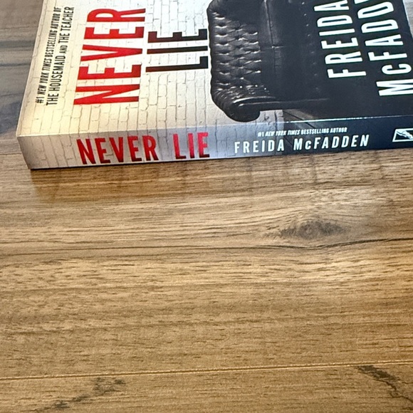 'Never Lie' by Freida McFadden Book - Picture 4 of 4